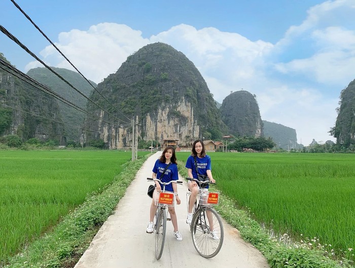 đạp xe khám phá khugn cảnh thiên nhiên bao quanh homestay đẹp ở Ninh Bình