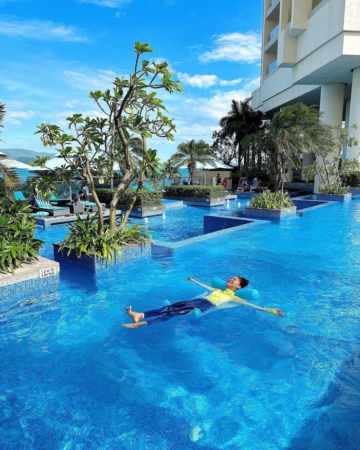 vui chơi ở bể bơi khách sạn nổi tiếng trung tâm Nha Trang