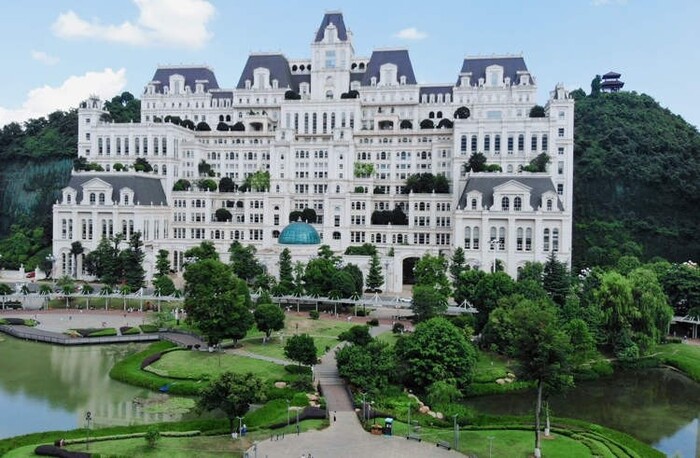 khách sạn Nhà Trắng Quý Dương giống như một tòa lâu đài nguy nga