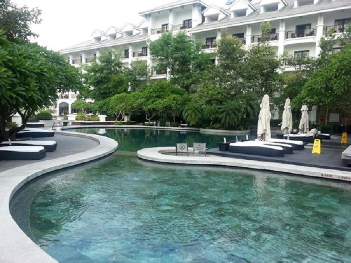 bể bơi khách sạn Intercontinental Hanoi Westlake đẹp