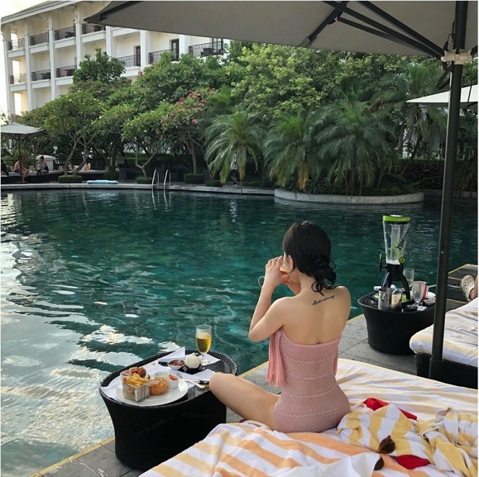 bể bơi khách sạn Intercontinental Hanoi Westlake và du khách