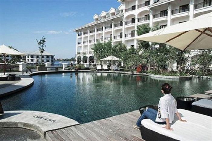 bể bơi khách sạn Intercontinental Hanoi Westlake có gì