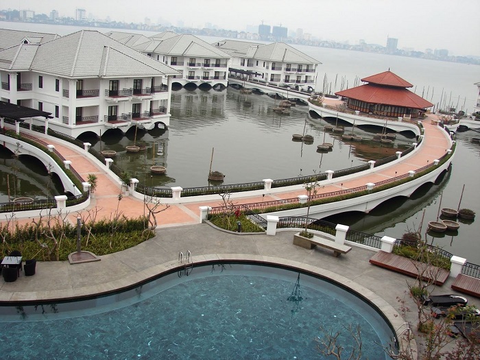 con đường đến bể bơi khách sạn Intercontinental Hanoi Westlake