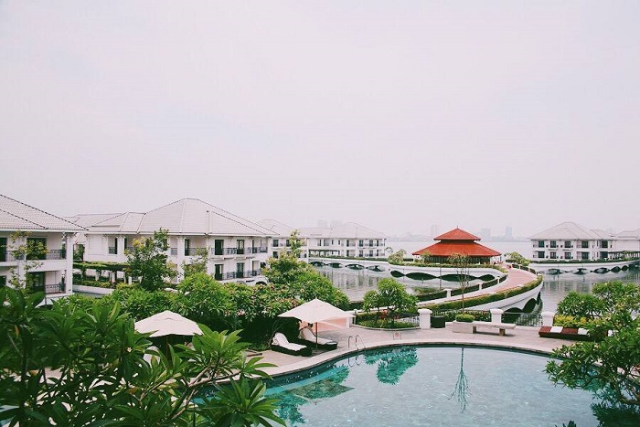 bể bơi khách sạn Intercontinental Hanoi Westlake ban ngày
