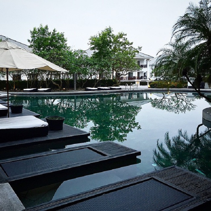 một góc bể bơi khách sạn Intercontinental Hanoi Westlake