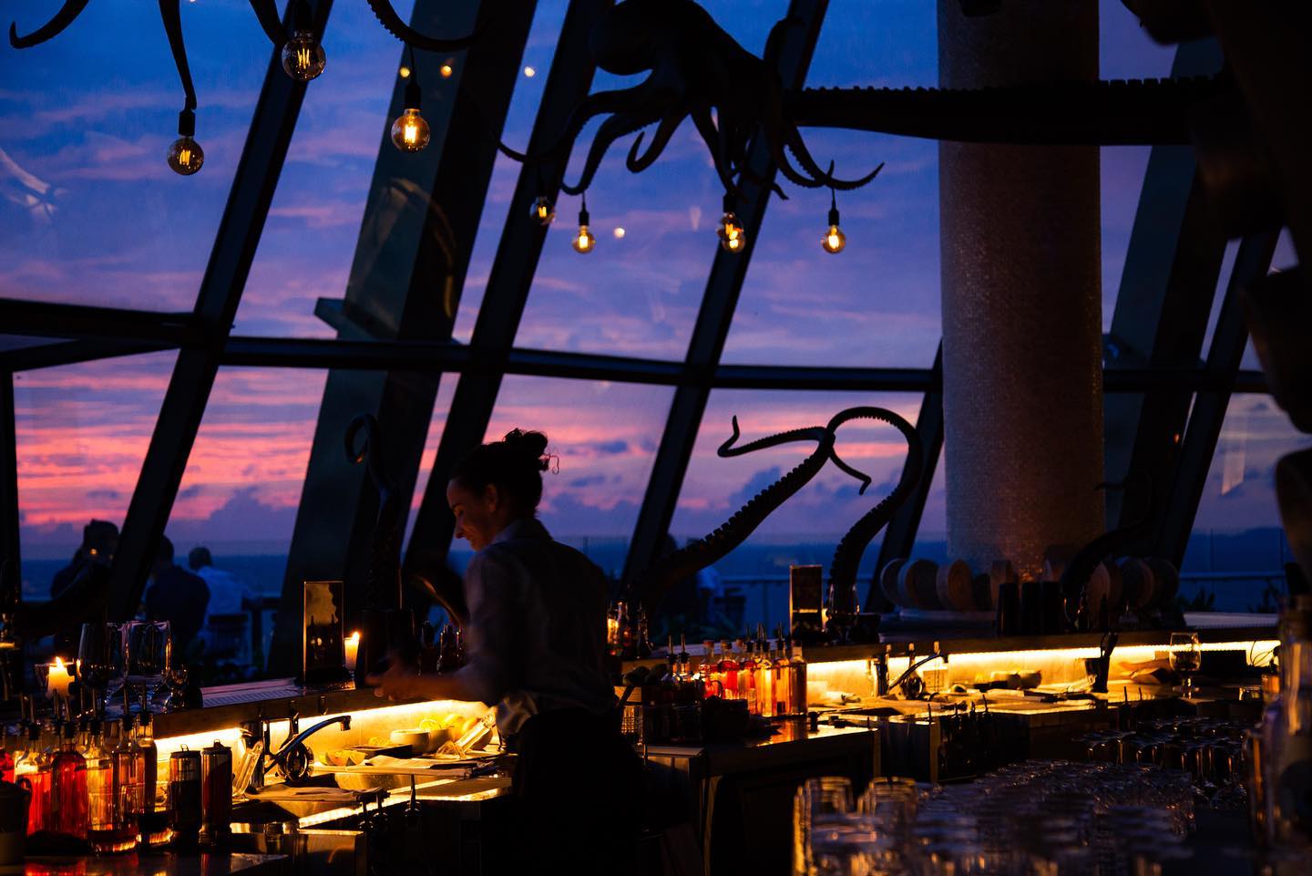 Skybar Intercontinental Phú Quốc là nơi thưởng thức cảnh hoàng hôn rực rỡ
