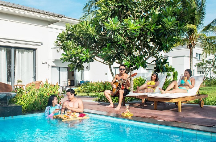 Bể bơi trong khuôn viên khách sạn Vinpearl Condotel Đà Nẵng