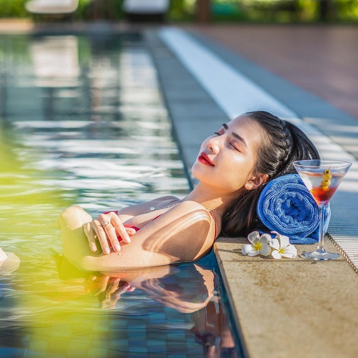 Ngâm mình trong bể bơi trong mát tại Vinpearl Condotel Đà Nẵng và thưởng thức những ly nước uống thơm ngon