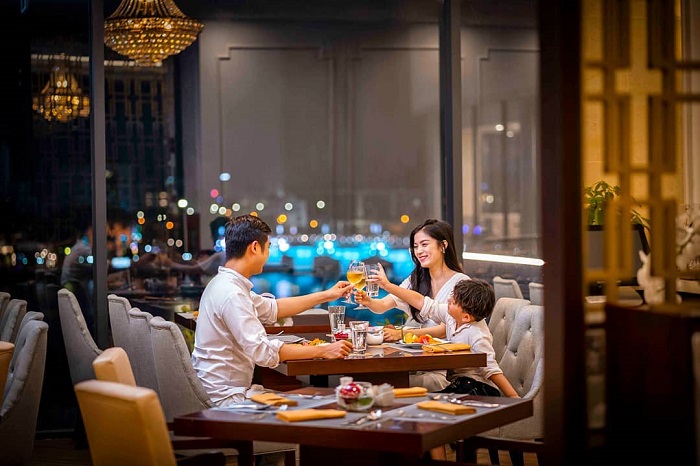 Thưởng thức những bữa ăn ngon cùng người thân trong không gian nhà hàng sang trọng và ấm cúng của Vinpearl Luxury Đà Nẵng