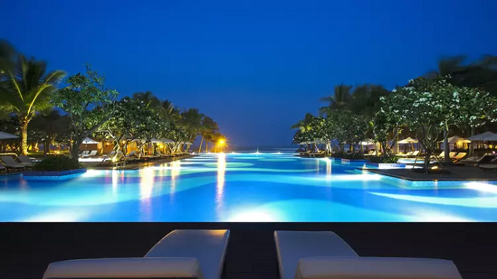 Bể bơi vô cực rộng lớn tại Vinpearl Luxury Đà Nẵng