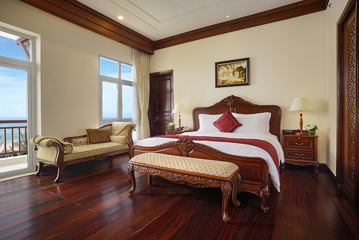 Phòng Deluxe có giường cỡ King với view nhìn ra bờ biển tại Vinpearl Luxury Đà Nẵng