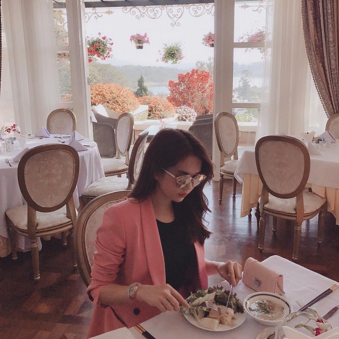 Dalat Palace là khách sạn lâu đời tại thành phố Đà Lạt. Trước đây địa điểm này có tên Langbian Palace, được xây dựng năm 1916 và hoàn thành năm 1922. Dalat Palace mang nét hoài cổ, đậm lối kiến trúc Pháp. Giá phòng tại đây dao động từ 2,7-3,2 triệu đồng/phòng/đêm.