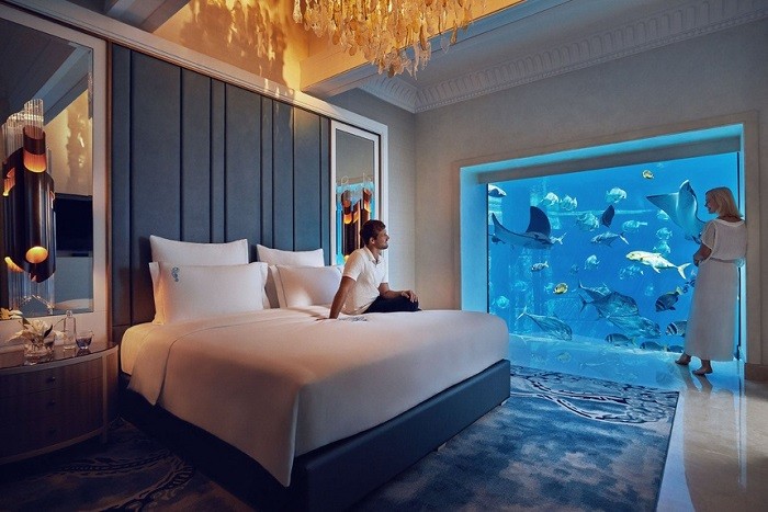 Các phòng hạng sang dưới nước đều có tường kính ở phòng ngủ, phòng tắm và cửa sổ để du khách được đắm mình ngắm đáy biển ngay trên giường