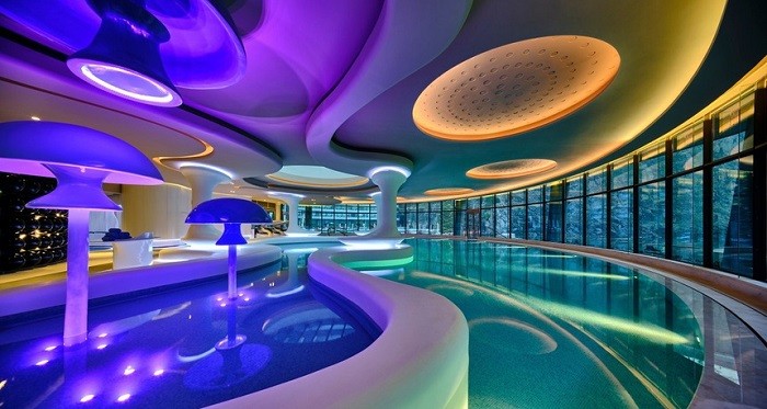 Không chỉ ở trong phòng ngủ, bạn sẽ trải nghiệm thế giới mới nhiều màu sắc đại dương ngay trong các nhà hàng, quầy bar và bể bơi của khách sạn.