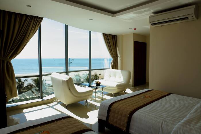 Chiêm ngưỡng toàn cảnh view biển thơ mộng từ trên cao tại Corvin Hotel Vũng Tàu
