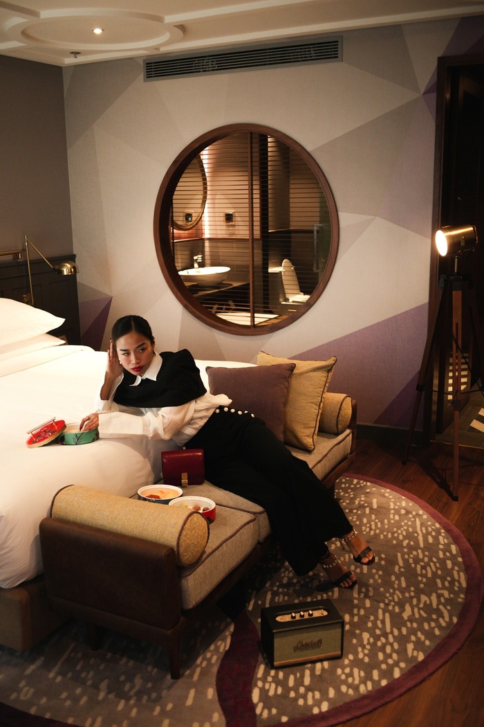 thư giãn trong phòng nghỉ sang trọng thuộc khách sạn nổi tiếng trung tâm TP Hồ Chí Minh 