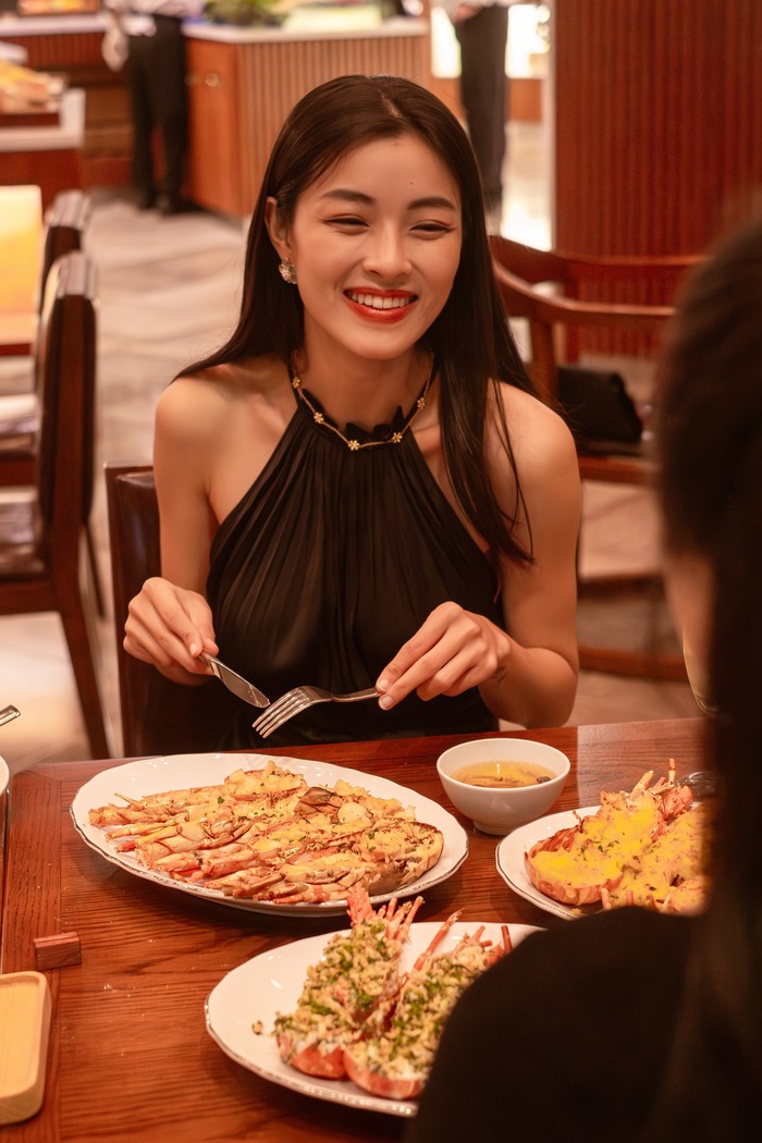 thưởng thức món ăn Á-Âu tại nhà hàng ở khách sạn nổi tiếng trung tâm TP Hồ Chí Minh 