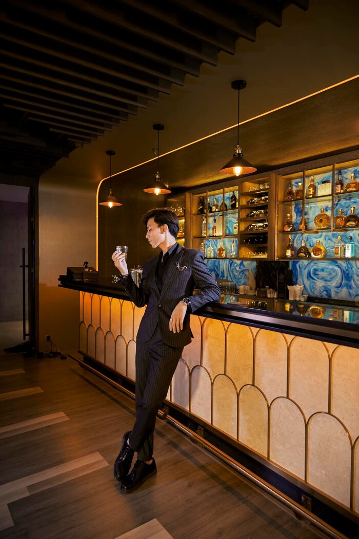 chill với menu đồ uống tại quầy bar thuộc khách sạn gần công viên châu Á Asia Park