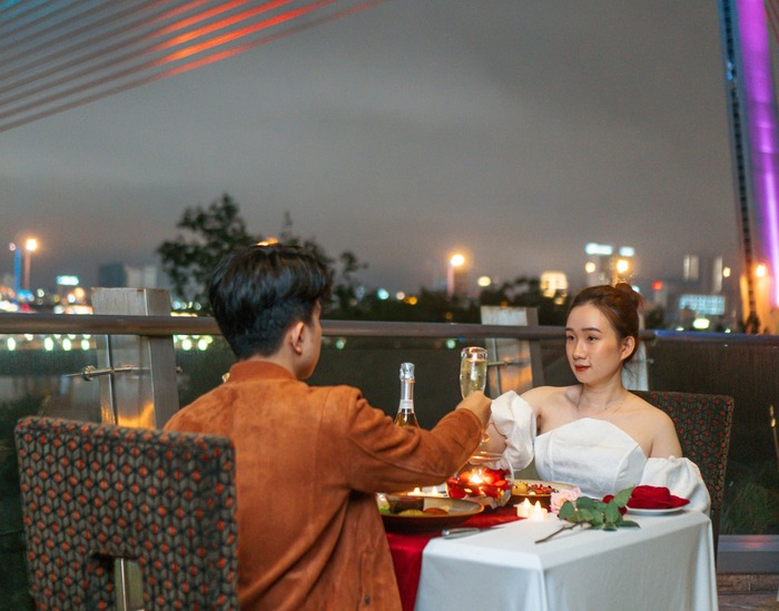 nhà hàng view cầu Trần Thị Lý ấn tượng thuộc khách sạn gần công viên châu Á Asia Park
