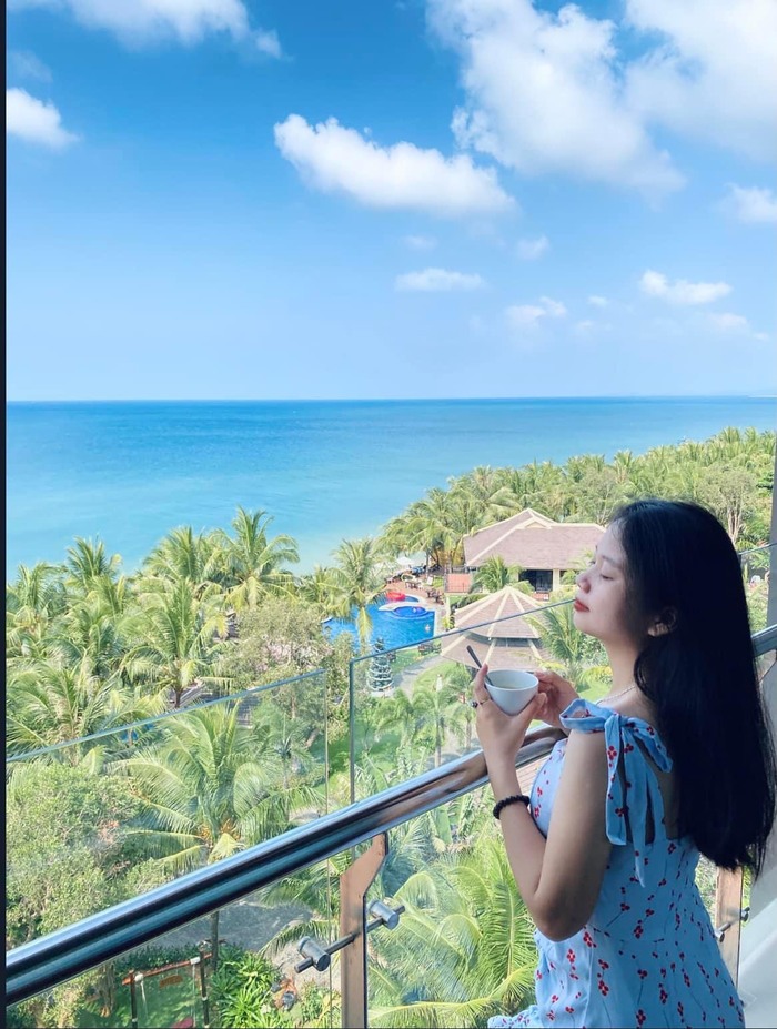 ngắm view biển từ phòng nghỉ cao cấp ở khách sạn gần sân bay Phú Quốc