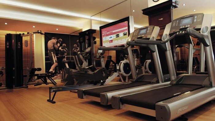 Phòng tập thể thao tại Hotel Plaza Athenee được trang bị đầy đủ thiết bị hiện đại phục vụ cho quá trình tập luyện của bạn