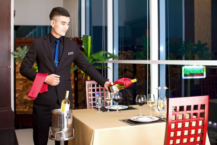 Nhà hàng Hoa Cúc tại khách sạn Mira Bình Dương là địa điểm phục vụ bữa sáng cùng thực đơn Á- Âu hấp dẫn