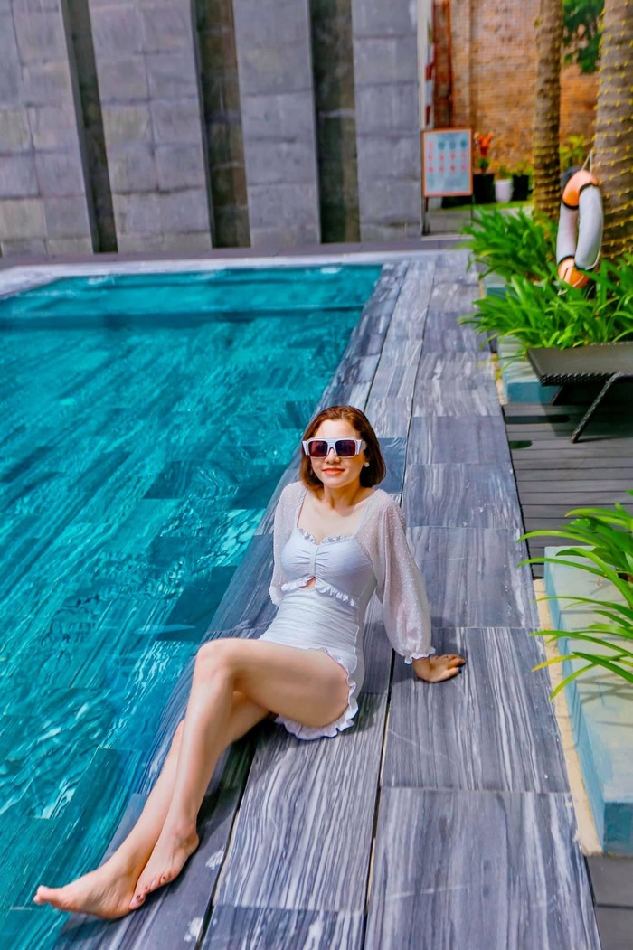 vui chơi, giải trí tại bể bơi thuộc khách sạn gần Đại Nội Huế