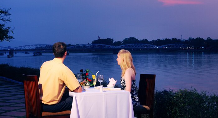 thưởng thức bữa ăn lãng mạn bên sông Hương ở khách sạn gần Đại Nội Huế