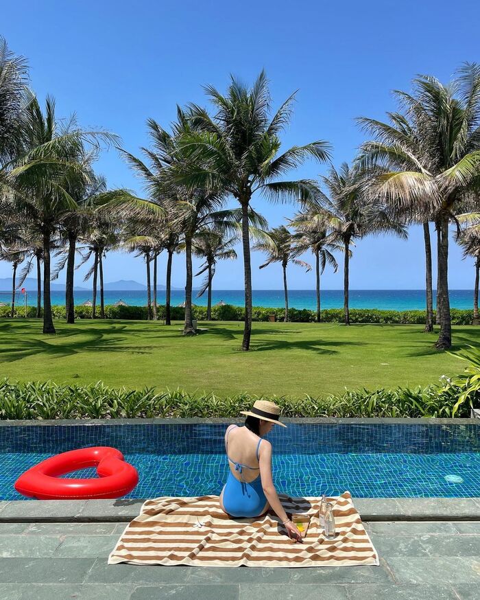 thư giãn tại bể bơi ngoài trời ở khách sạn gần sân bay Cam Ranh