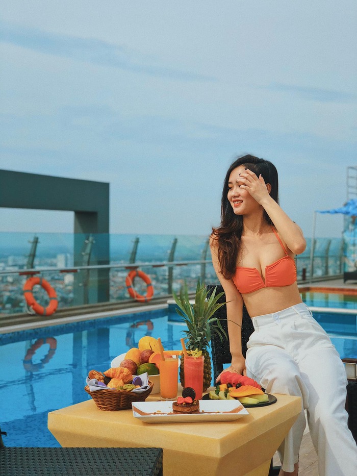bể bơi ngoài trời ở khách sạn gần sân bay Cát Bi Hải Phòng 
