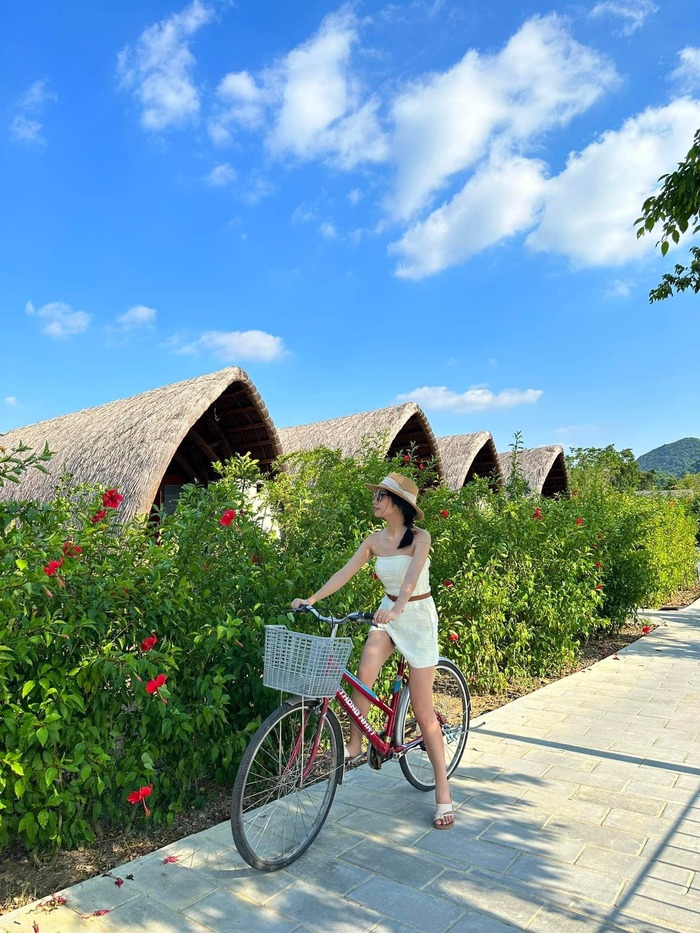 đạp xe khám phá khuôn viên xanh ở khách sạn gần vườn quốc gia Cúc Phương 