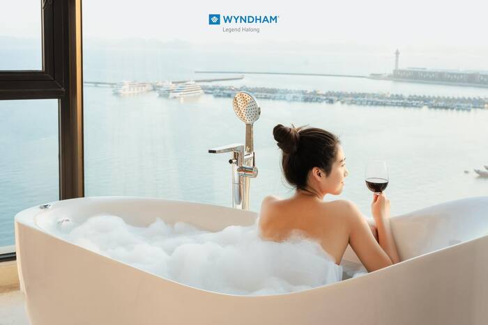 thư giãn với bồn tắm nằm tại khách sạn nổi tiếng trung tâm Hạ Long