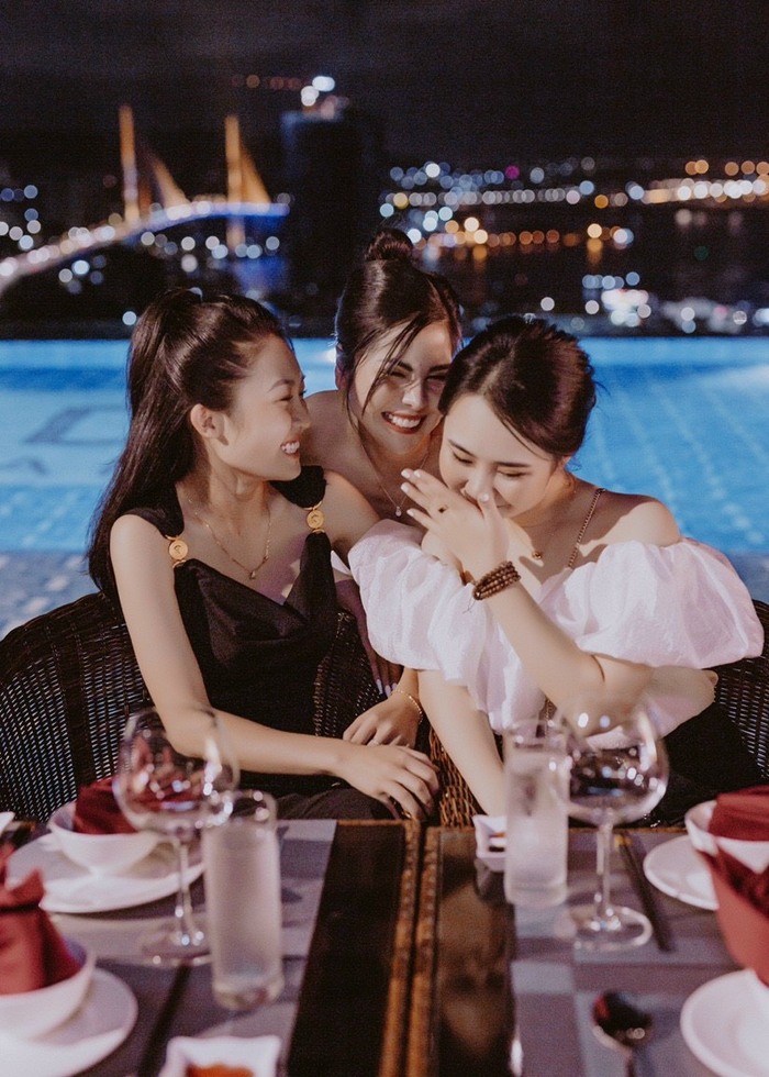 tận hưởng kỳ nghỉ bên bạn bè tại khách sạn nổi tiếng trung tâm Hạ Long