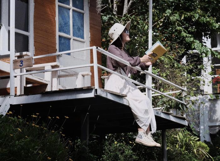 chiêm ngưỡng khung cảnh thiên nhiên thơ mộng từ ban công homestay đẹp ở Mộc Châu
