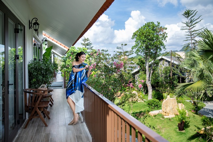 phòng ngủ view sân vườn ở khách sạn gần khu du lịch Tràng An Ninh Bình