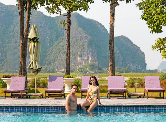 bể bơi view núi ấn tượng tại khách sạn gần khu du lịch Tràng An Ninh Bình 