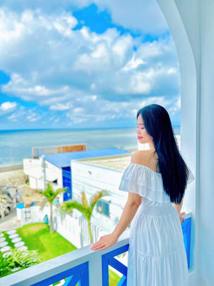 chiêm ngưỡng view biển từ phòng nghỉ thuộc khách sạn mới ở Phú Quý 