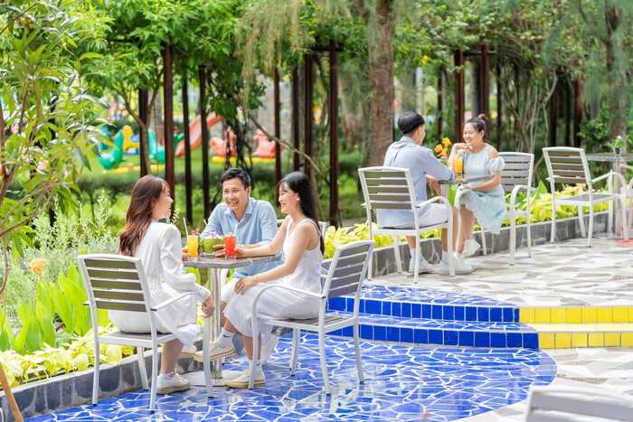 không gian quán cà phê ngoài trời ở resort gần biển Hồ Tràm Vũng Tàu