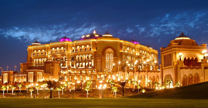 khách sạn Emirates Palace buổi tối