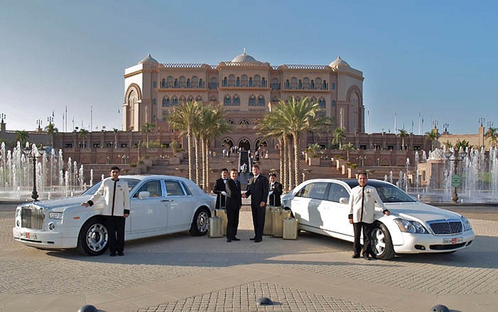khách sạn Emirates Palace siêu xe 