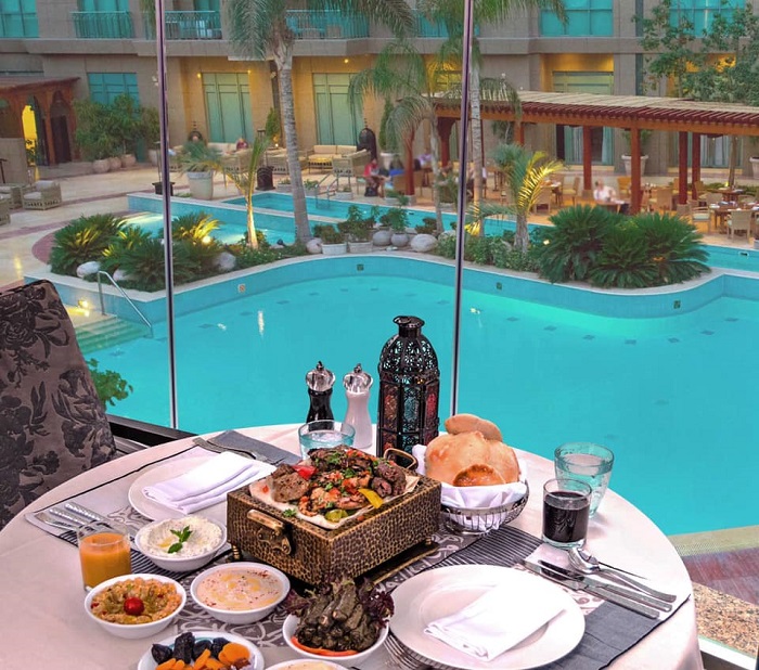 khách sạn four seasons cairo nhà hàng bên bể bơi