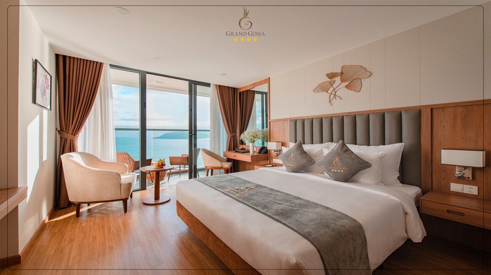 Trải nghiệm chiêm ngưỡng view biển thơ mộng từ trên cao tại khách sạn Grand Gosia Nha Trang