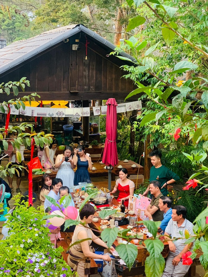 tổ chức tiệc trong không gian sân vườn tại homestay chất lượng ở Măng Đen 