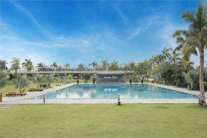 không gian bể bơi ngoài trời rộng lớn tại khách sạn 5 sao ở Thanh Hóa 