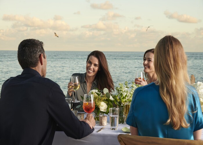 thưởng thức bữa ăn hấp dẫn bên bờ biển tại khách sạn gần bãi biển Coronado 