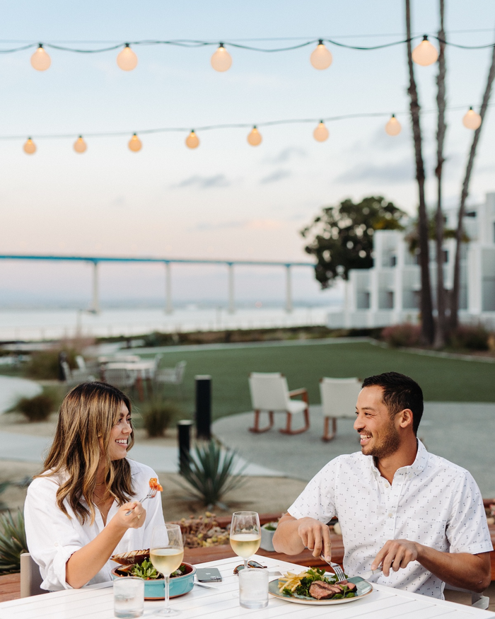 thưởng thức bữa ăn lãng mạn tại khách sạn gần bãi biển Coronado 