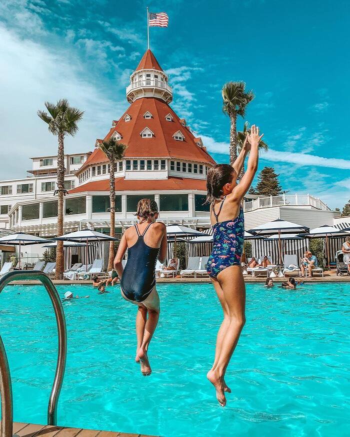 vui chơi, giải trí tại bể bơi ở khách sạn gần bãi biển Coronado 