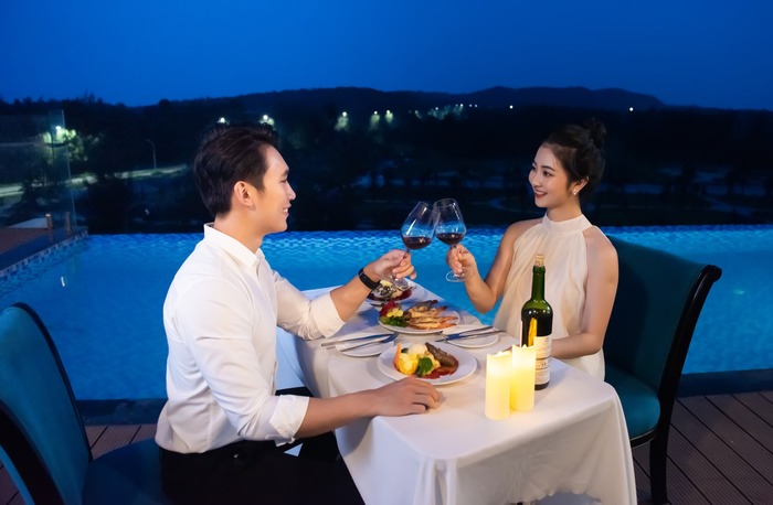 tận hưởng bữa tối lãng mạn ở khách sạn gần sân bay Vân Đồn