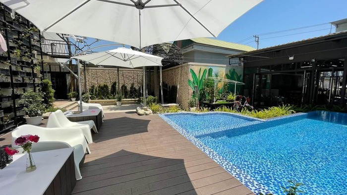 bể bơi ở khách sạn gần sân bay Vân Đồn