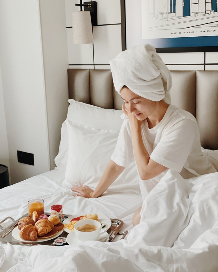 tận hưởng bữa sáng tại phòng khách sạn giá rẻ ở Paris